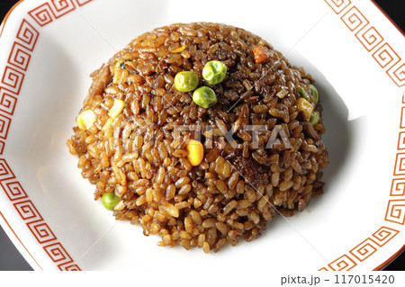 焦がし醤油炒飯を黒背景で撮影 焦がし醤油炒飯を黒背景で撮影 117015420