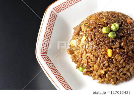 焦がし醤油炒飯を黒背景で撮影 焦がし醤油炒飯を黒背景で撮影 117015422