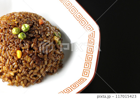 焦がし醤油炒飯を黒背景で撮影 117015423