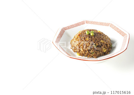 焦がし醤油炒飯を白背景で撮影 117015616