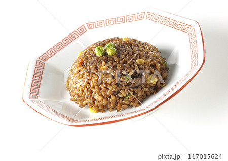 焦がし醤油炒飯を白背景で撮影 焦がし醤油炒飯を白背景で撮影 117015624