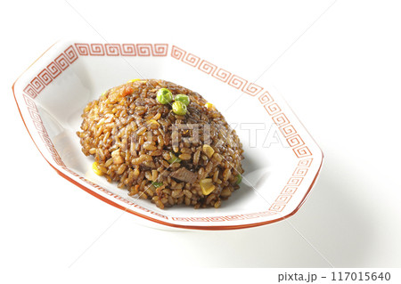 焦がし醤油炒飯を白背景で撮影 117015640