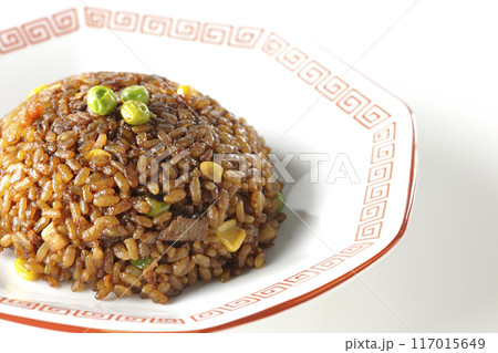 焦がし醤油炒飯を白背景で撮影 117015649