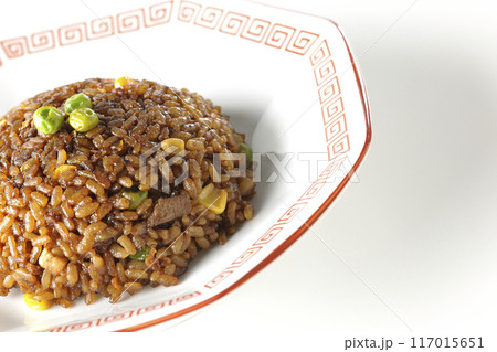 焦がし醤油炒飯を白背景で撮影 117015651