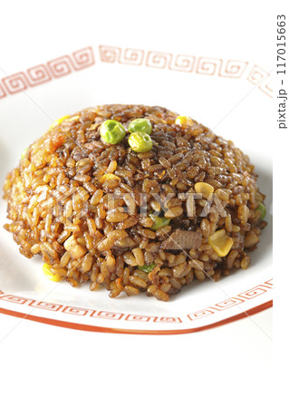 焦がし醤油炒飯を白背景で撮影 焦がし醤油炒飯を白背景で撮影 117015663