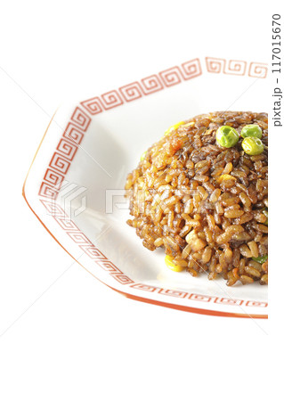 焦がし醤油炒飯を白背景で撮影 117015670