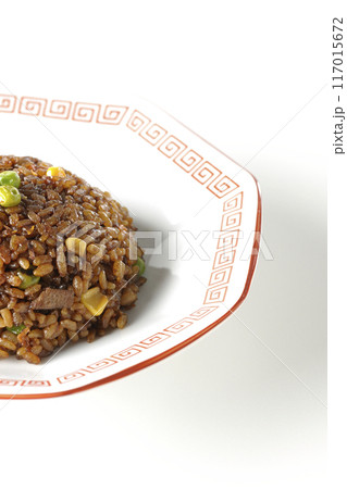 焦がし醤油炒飯を白背景で撮影 117015672