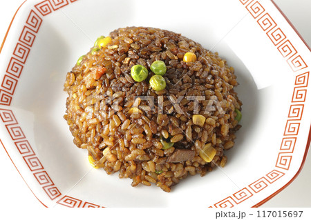 焦がし醤油炒飯を白背景で撮影 焦がし醤油炒飯を白背景で撮影 117015697