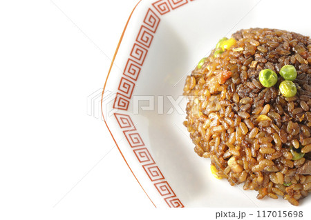 焦がし醤油炒飯を白背景で撮影 焦がし醤油炒飯を白背景で撮影 117015698