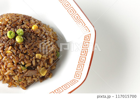 焦がし醤油炒飯を白背景で撮影 焦がし醤油炒飯を白背景で撮影 117015700