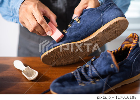 Cleaning the suede shoes. 117016188
