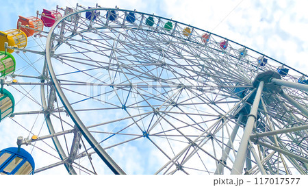 青空の下の観覧車 117017577