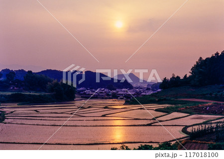 Ektachromeをデジタルに 明日香村小原の棚田と夕日 二上山 畝傍山 甘樫丘 1993年 117018100