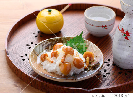 なめこおろしと日本酒 117018164