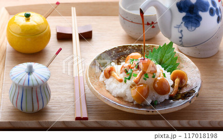 なめこおろしと日本酒 117018198