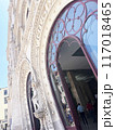白い建物の彫刻模様とガラス扉 117018465