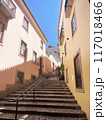 建物の間の階段を登る 117018466