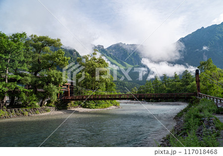 爽やかな夏の上高地の河童橋 117018468