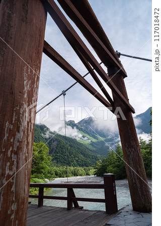 爽やかな夏の上高地の河童橋 117018472