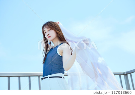 夏の女性ポートレート 117018660