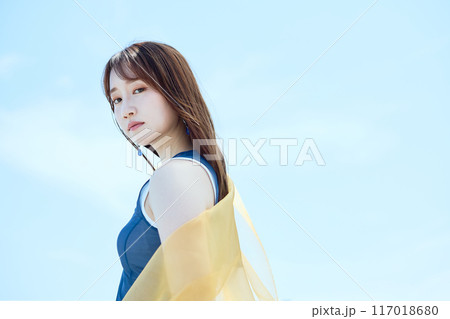 夏の女性ポートレート 117018680