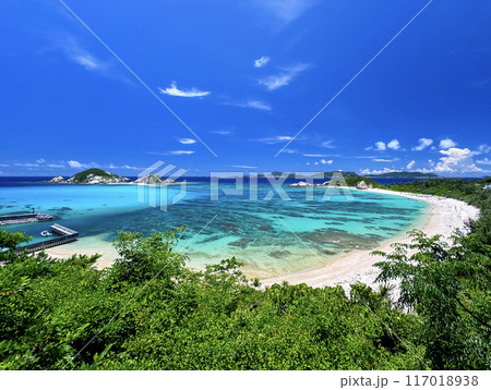 真夏の沖縄　渡嘉敷島の風景　阿波連ビーチ 117018938