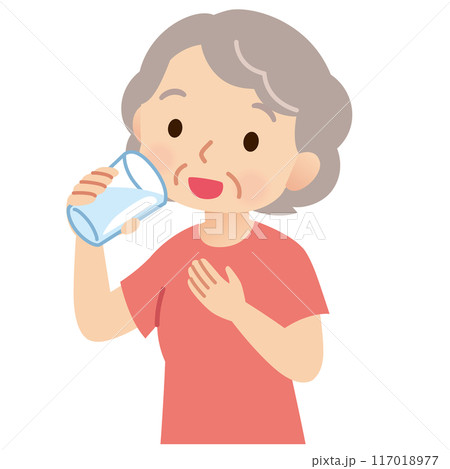グラスで水を飲む高齢女性　健康　熱中症 117018977