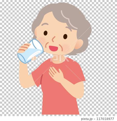 グラスで水を飲む高齢女性　健康　熱中症 117018977