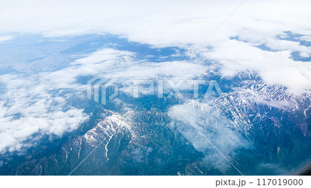 雪山アルプス上空の航空写真 117019000
