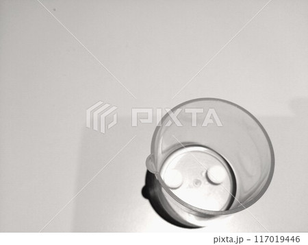 コップに入った薬 117019446