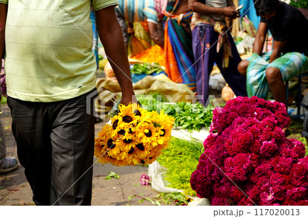 Buyer buy a bunch of sunflower from howrah flower market Buyer buy a bunch of sunflower from howrah flower market 117020013