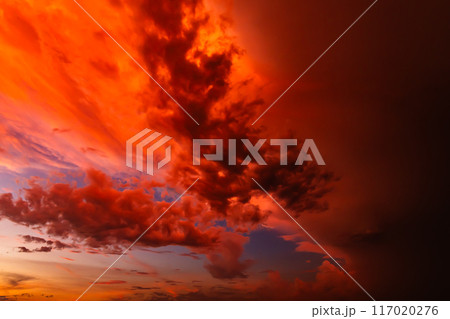 雷雨の後の夕焼け空 広角 暖色 高彩度コントラスト 雷雨の後の夕焼け空 広角 暖色 高彩度コントラスト 117020276