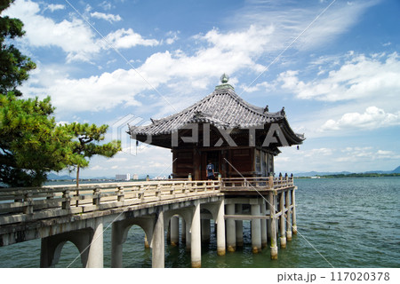 晴天に映える湖中の寺社　浮御堂 117020378