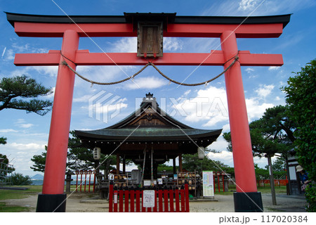 鳥居手前からみる琵琶湖湖畔の唐崎神社 117020384