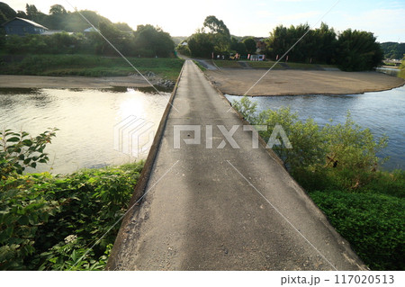 島田川にかかる沈下橋　旭橋 117020513