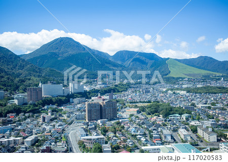 別府市街地と鶴見岳と扇山の山並み 117020583