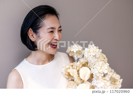 花束を持つシニア女性 117020960