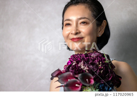 花束を持つシニア女性 花束を持つシニア女性 117020965
