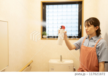 トイレに殺虫剤を噴霧する女性 117021872