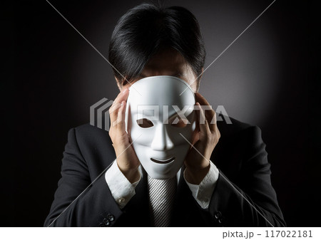 仮面で顔を隠すビジネスマンイメージ 117022181