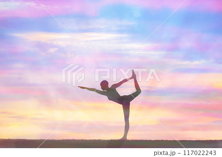 ヨガポーズをする女性 ヨガポーズをする女性 117022243