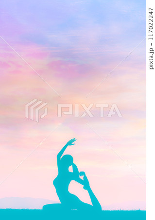 ヨガポーズをする女性 117022247