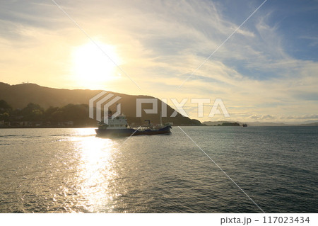 瀬戸内海に沈む夕日 瀬戸内海に沈む夕日 117023434