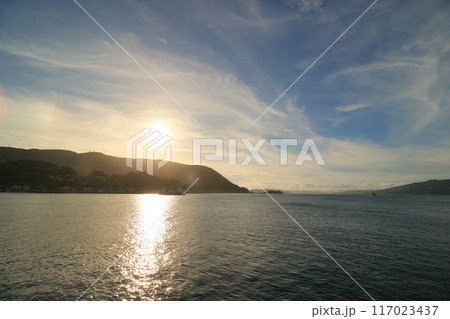 瀬戸内海に沈む夕日 瀬戸内海に沈む夕日 117023437