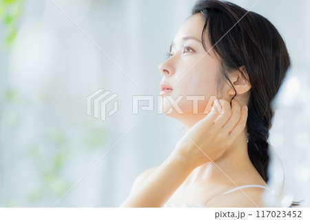 肌の潤いを実感する若い女性 117023452