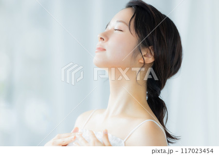 肌の潤いを実感する若い女性 117023454