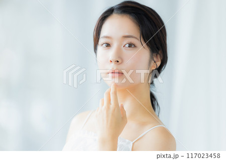 肌の潤いを実感する若い女性 肌の潤いを実感する若い女性 117023458