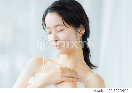 肌の潤いを実感する若い女性 117023460