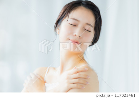 肌の潤いを実感する若い女性 肌の潤いを実感する若い女性 117023461