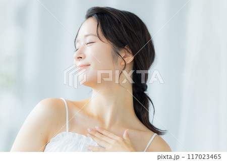 肌の潤いを実感する若い女性 117023465